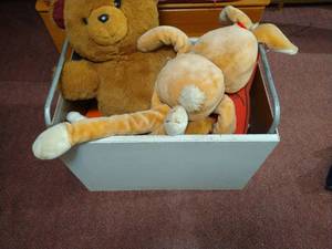 lot 89 image: Toy Box & Contents