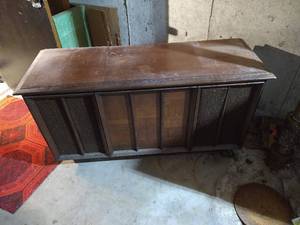 lot 103 image: Vintage RCA Record Player & Console