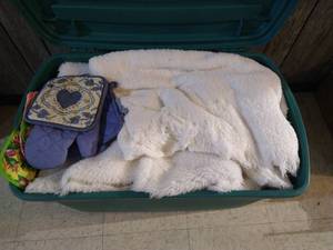 lot 124 image: Tote of Blankets & Cloth Items