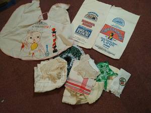 lot 126 image: Box of Vintage Cloth Items - Towels, Doilies, Etc