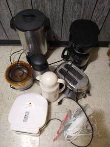lot 133 image: Lot of Small Kitchen Appliances - Coffee Pots, Toaster, Etc