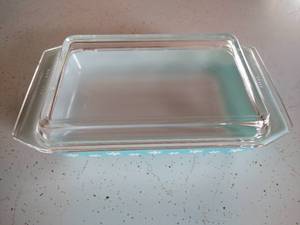 lot 148 image: Vintage Pyrex Casserole Dish With Lid