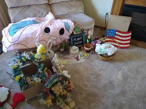 lot 172 image: Large Lot of Seasonal Decor - Mostly Spring