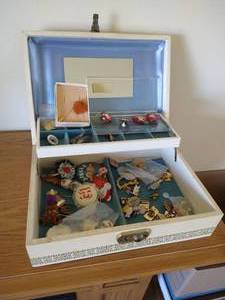lot 173 image: Jewelry Box With Contents - Mostly Pins