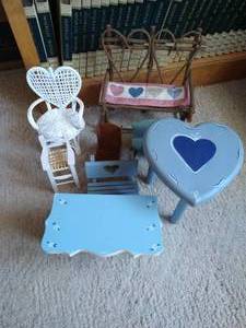 lot 186 image: Several Small Pieces of Doll Furniture