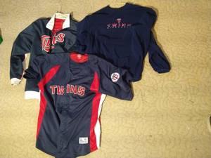 lot 248 image: (3) Twins Tops - Jersey, Sweatshirt & Jacket
