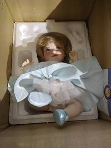 lot 250 image: Franklin Mint Princess Diana Portrait Baby Doll