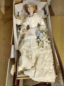 lot 254 image: Danbury Mint Wedding Day Final Touches Bride & Mother Doll Set