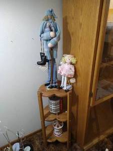 lot 264 image: Wooden Shelf & Contents