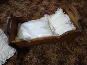 lot 270 image: Rocking Doll Bed
