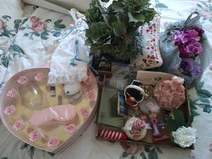 lot 272 image: Large Misc. Lot - Spa Set, Decor, Etc