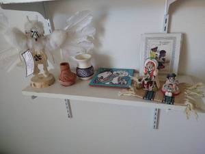 lot 274 image: Shelf of Native American Items