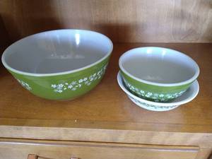 lot 290 image: (2) Vintage Pyrex Bowls