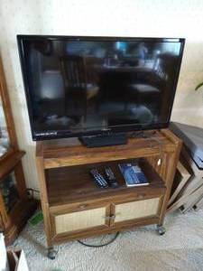 lot 299 image: 32 Magnavox TV and TV Stand