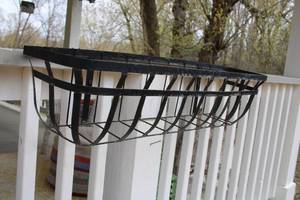 lot 32 image: Metal Porch Rail Planter Box Holder