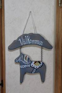 lot 38 image: Swedish Dala Horse Vlkommen Wall Hanging