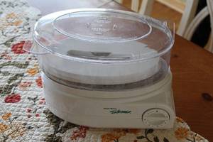 lot 57 image: West Bend Electric Food Steamer with Clear Lid