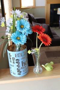 lot 68 image: Set of Artificial Flowers in Vases with Decorative Accent
