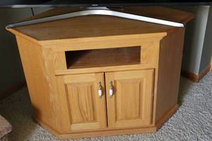 lot 72 image: Oak Corner TV Stand with Storage Cabinet
