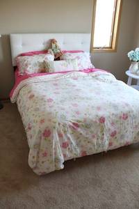 lot 81 image: Floral Bedspread Set with Floral Pattern and Decorative Pillows