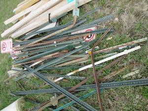 lot 13 image: Large pile of metal signfence post...