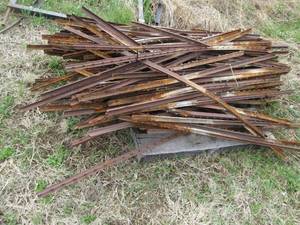 lot 14 image: Large pile of metal signfence post...