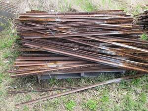 lot 20 image: Large pile of metal signfence post...