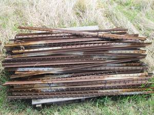 lot 21 image: Large pile of metal signfence post...