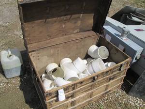 lot 23 image: Vintage storage trunk chest with la...