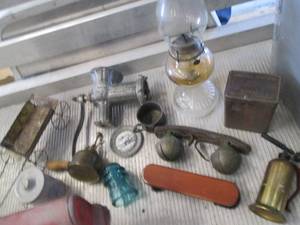 lot 43 image: Vintage hurricane shade oil lamp, g...