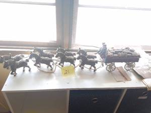 lot 21 image: Cast Iron Team of Clydesdales and Beer Wagon