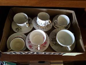 lot 28 image: 6- Cups and Saucers