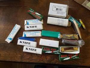 lot 34 image: Selection of Pocket Knifes and one Straight Edge Razor
