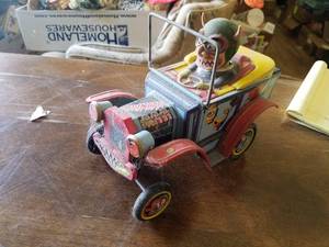 lot 42 image: Marx Drincar Tin Battery Operated Car