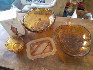 lot 50 image: 5-Vintage Amber Pieces