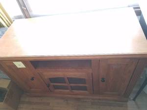 lot 89 image: Oak TV Stand. 30.5 x 45.5 x 22