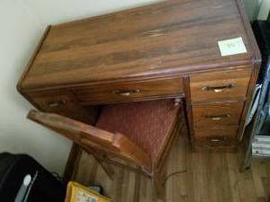 lot 95 image: Vintage Desk and Chair. 29.5 x 37.5 x 18