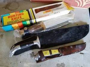 lot 138 image: 3- Hunting Knives