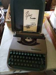 lot 142 image: Smith Corona -Traveler- Typewriter