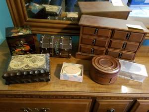lot 150 image: Selection of Jewelry Boxes