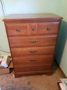 lot 158 image: Chest of Drawers. 45.5 x 31 x 18