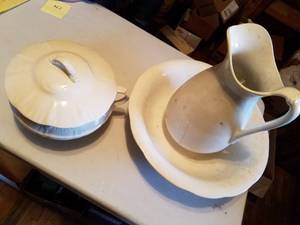lot 179 image: Mismatched Pitcher and Bowl, Pea Pot. Some Pieces are asis