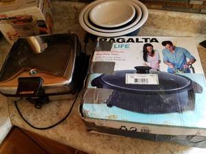 lot 237 image: Misc Kitchen Appliances and Set of Corelle Ware Bowls