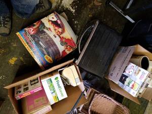 lot 252 image: Misc Kitchen Ware, Food Savor, Toaster Oven and Dehydrator
