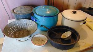 lot 289 image: Selection of Enamelware
