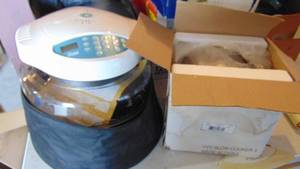lot 294 image: New in Box Slow Cooker and Used Nuwave Oven