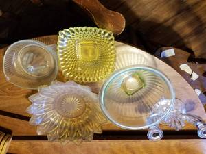 lot 317 image: 5 pieces of Vintage Glassware, Green Depression Glass Bowl-Should Glow
