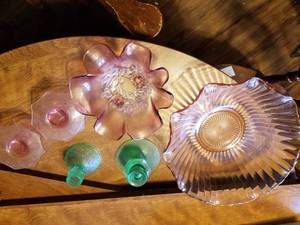 lot 318 image: 6 Pieces of Vintage Colored Glassware, Pink and Green Depression