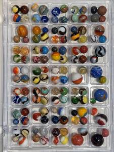 lot 44 image: Antique and Vintage Marbles - Set 1