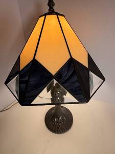 lot 16 image: Beautiful Tiffany Style Stained And Beveled Glass Lamp. 